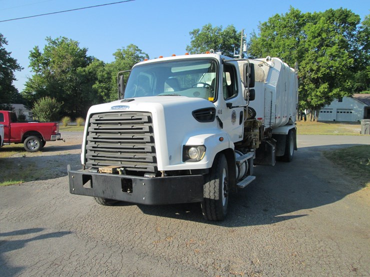 2016-freightliner-108sd-image-1