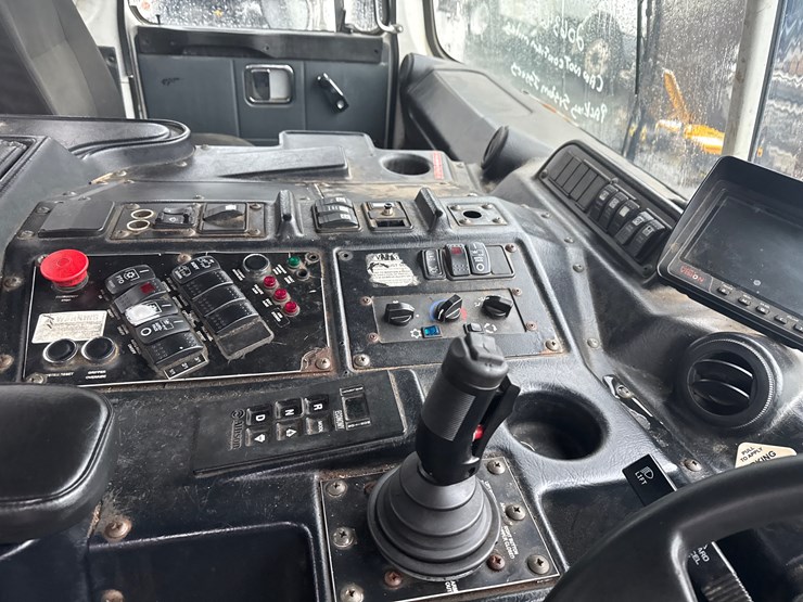 2012-autocar-acx64-image-39