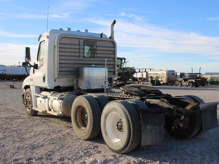2016-freightliner-cascadia-125-image-8