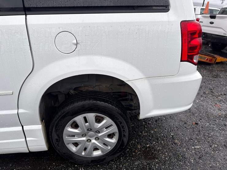 2014-dodge-caravan-image-16