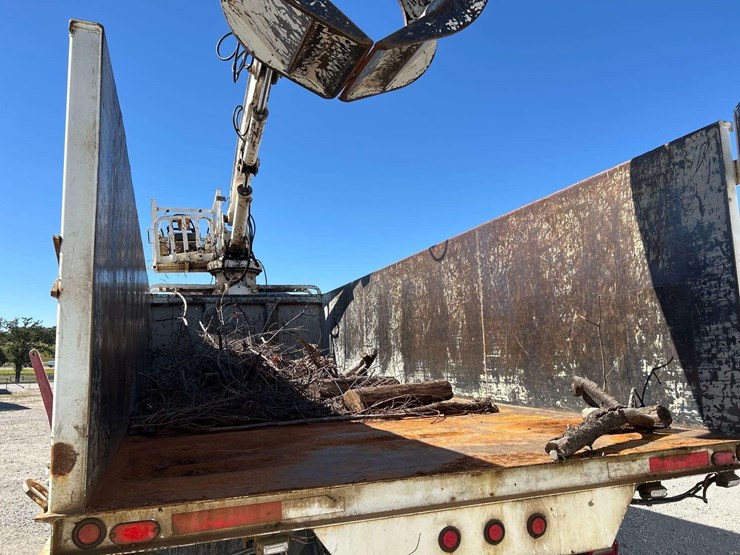 2017-peterbilt-348-image-26