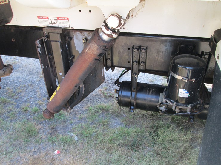 2016-freightliner-108sd-image-11