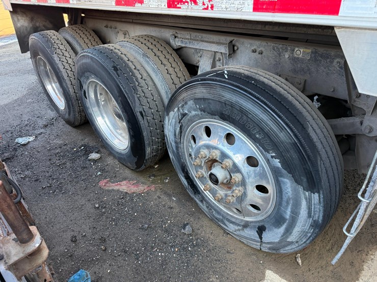 2018-peterbilt-567-image-13