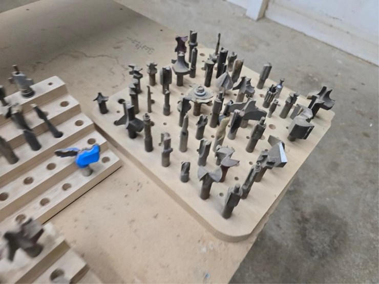 #2724-•-5'-x-32"-work-bench-w/-router-bits-image-8