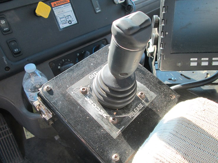 2016-freightliner-108sd-image-47