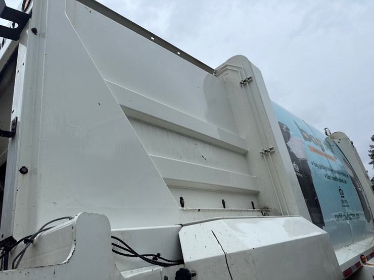 2015-autocar-acx64-image-17