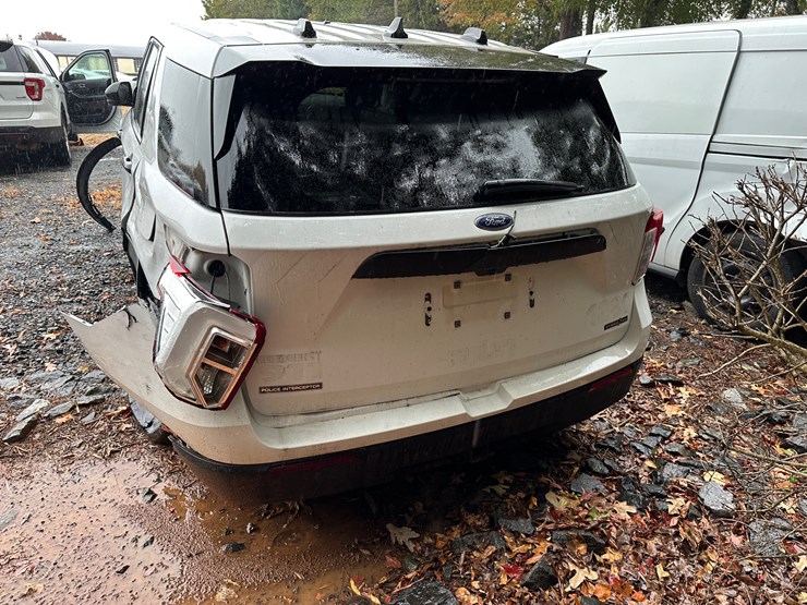 2021-ford-explorer-image-11