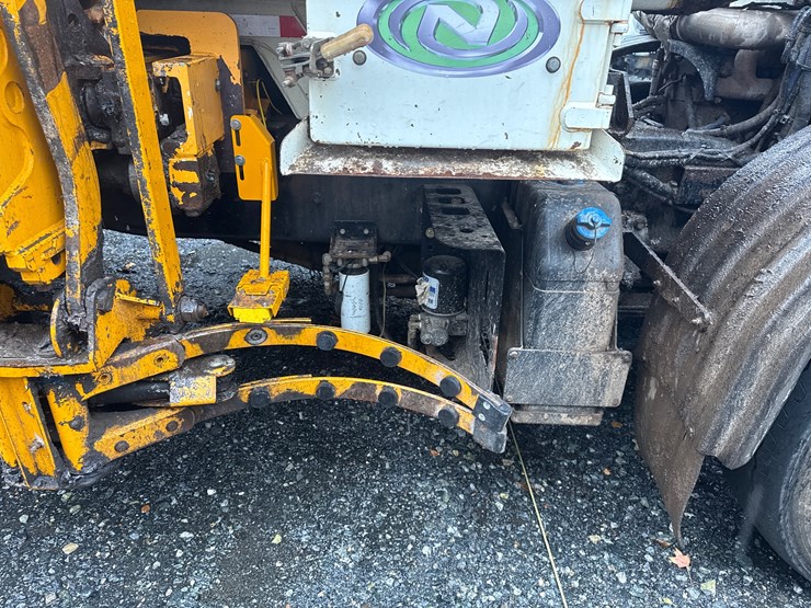 2015-autocar-acx64-image-39