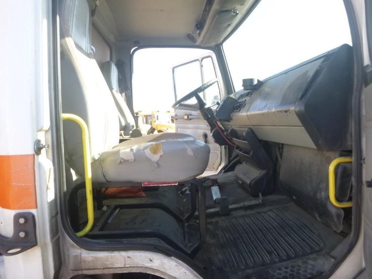 2001-freightliner-fl70-image-13