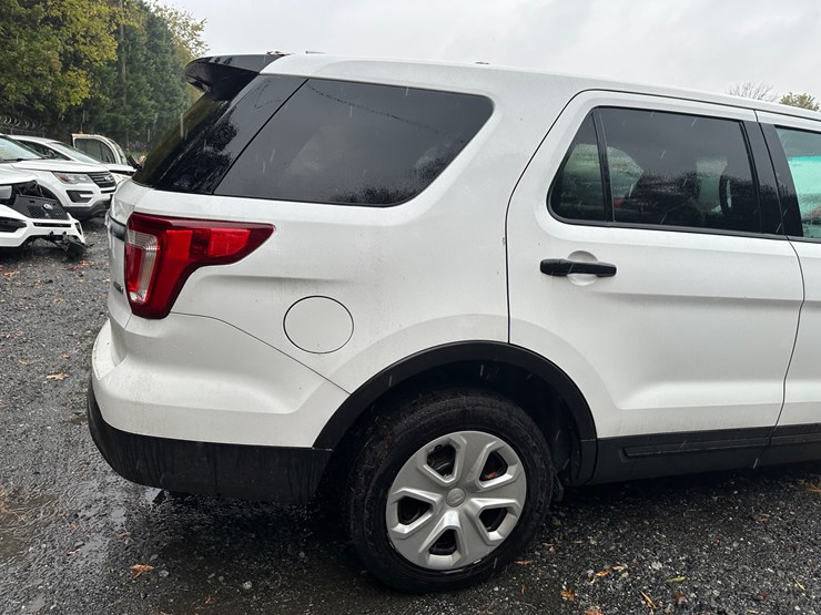 2016-ford-explorer-image-19