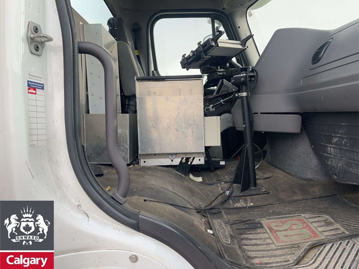 2019-freightliner-114sd-image-16