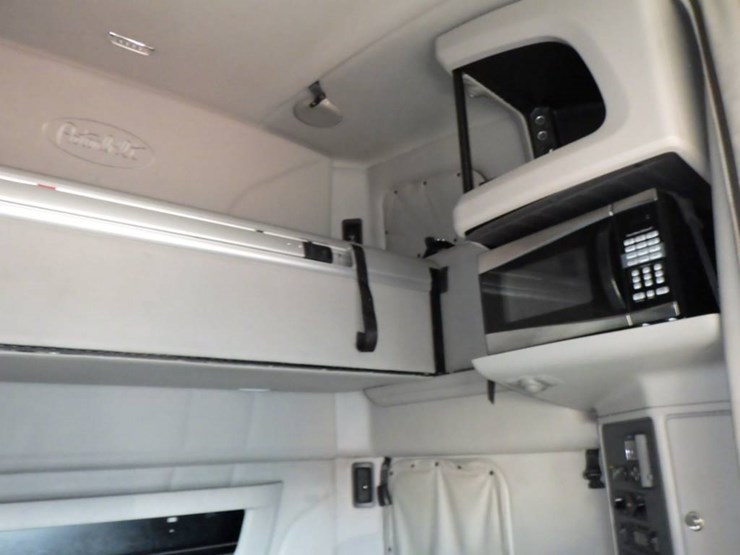 2022-peterbilt-579-image-7