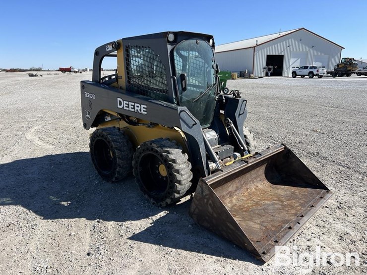2010-deere-320d-image-3