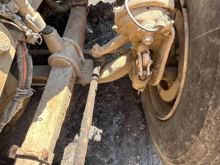 #22529-•-inop-1992-freightliner-t/a-daycab-truck-tractor-vin:-1fuymzyb1np357132-image-12