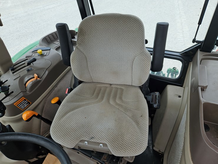 2017-john-deere-6105e-image-10