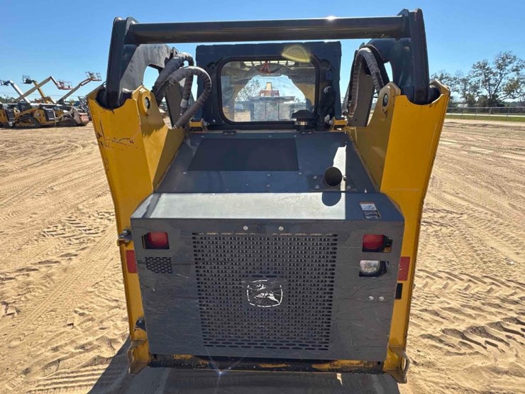 2022-deere-318g-image-3