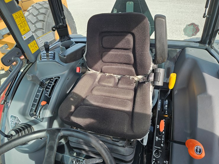 2021-massey-ferguson-1835m-image-10