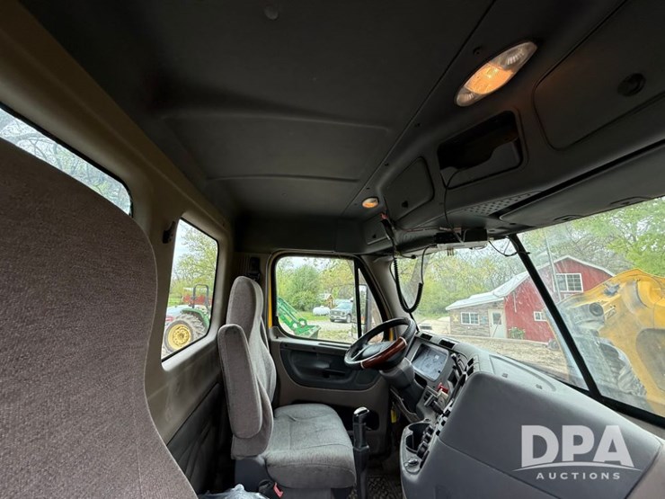 2012-freightliner-cascadia-truck-(lld1452)-image-25