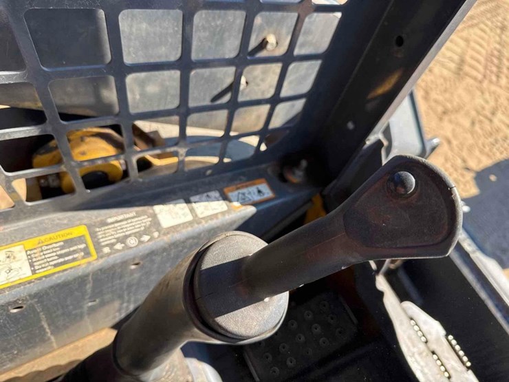 2022-deere-318g-image-17