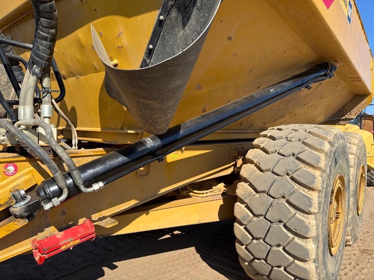 2020-caterpillar-745-image-18