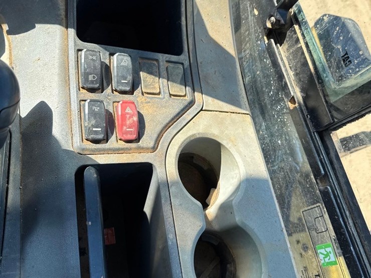 2019-caterpillar-730-image-21