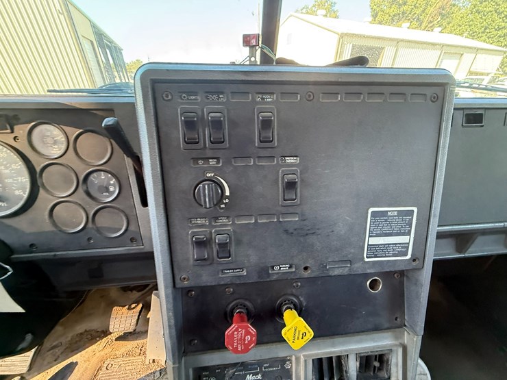 1995-mack-ch613-image-83