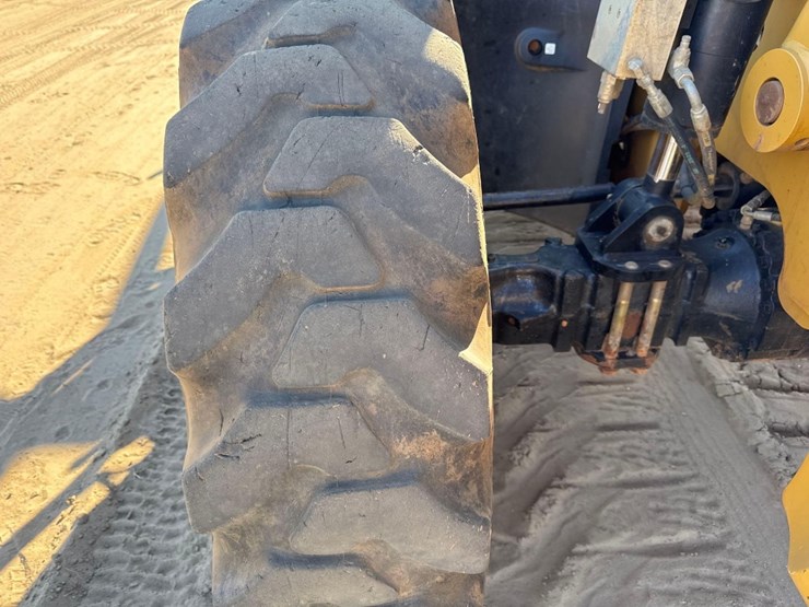 2017-caterpillar-tl943d-image-11