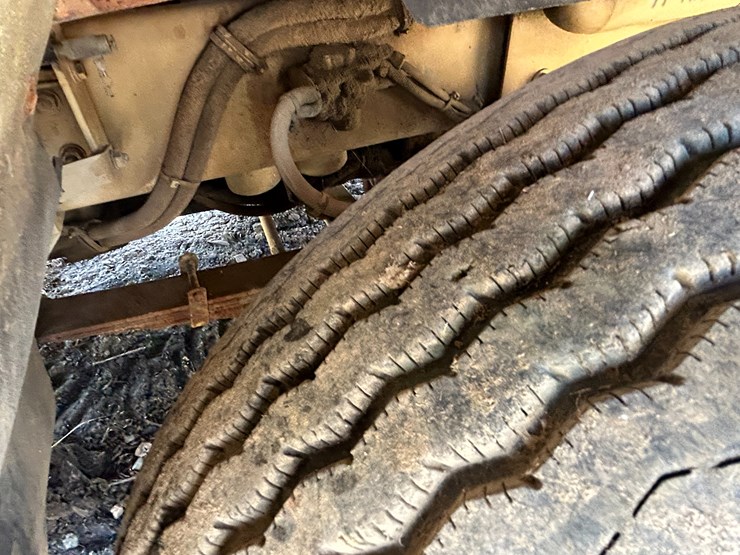 #22529-•-inop-1992-freightliner-t/a-daycab-truck-tractor-vin:-1fuymzyb1np357132-image-10