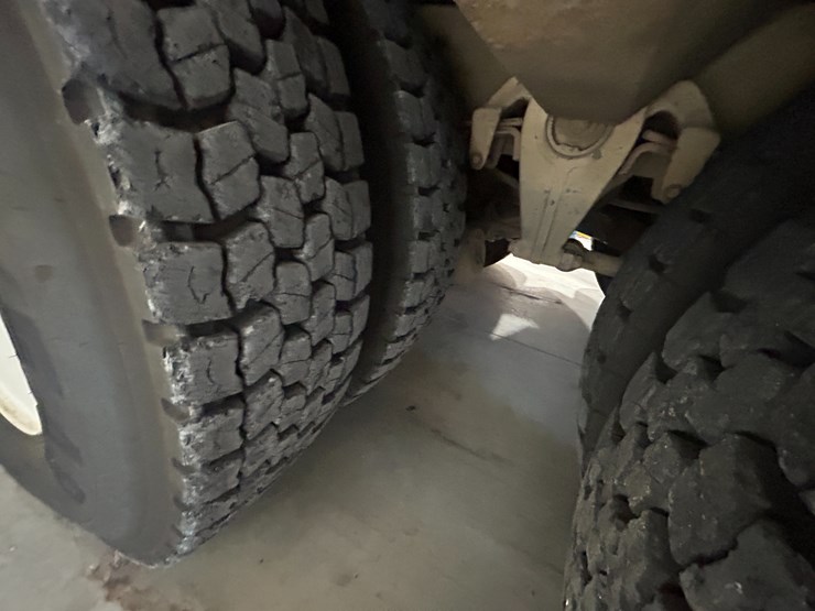 1993-freightliner-fl80-image-10