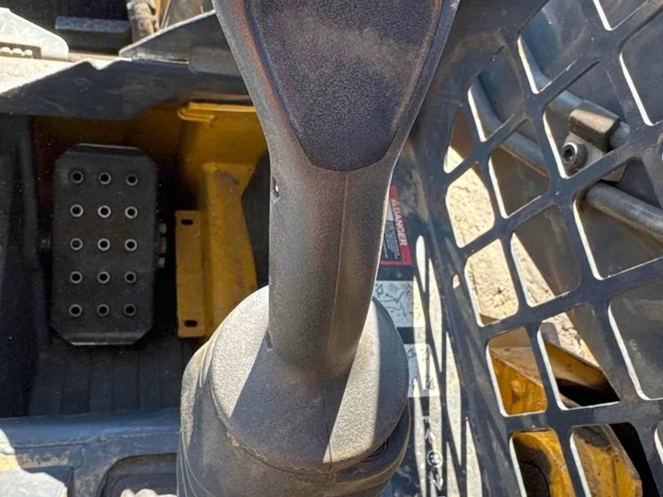 2022-deere-318g-image-16