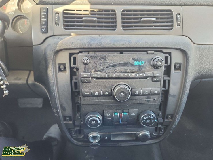 2013-chevrolet-tahoe-image-23