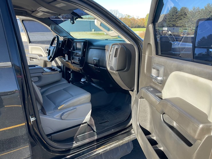 2017-chevrolet-silverado-image-18