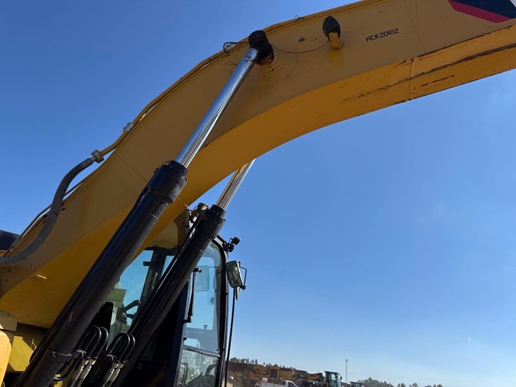 2019-caterpillar-330-image-17
