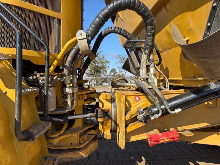 2020-caterpillar-745-image-17