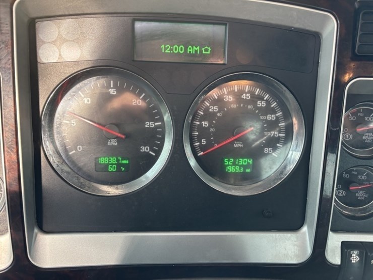 2018-kenworth-w900-image-34