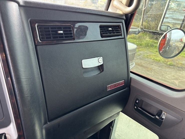 2016-kenworth-w900-image-36