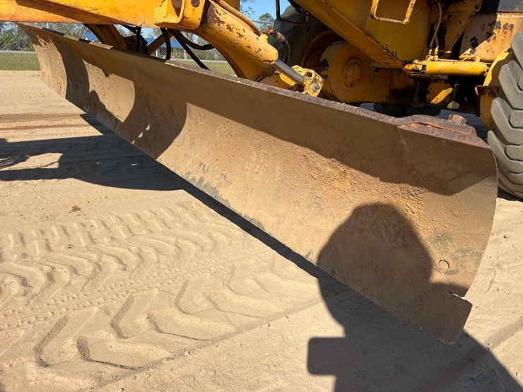 1981-deere-570a-image-14