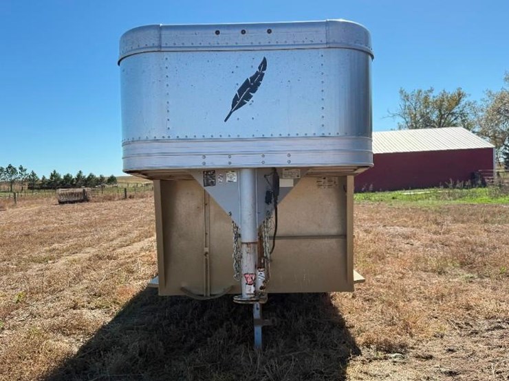 2018-featherlite-livestock-trailer-image-2