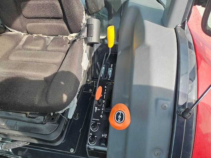 2021-massey-ferguson-1835m-image-11