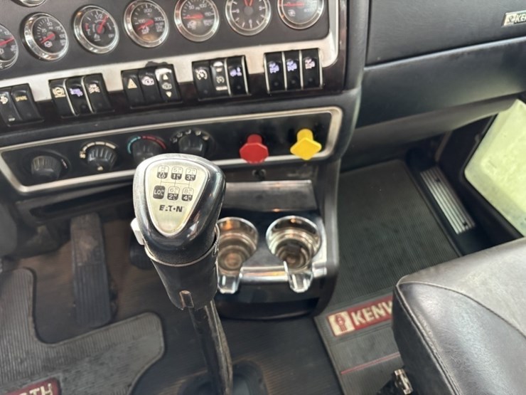 2018-kenworth-w900-image-37
