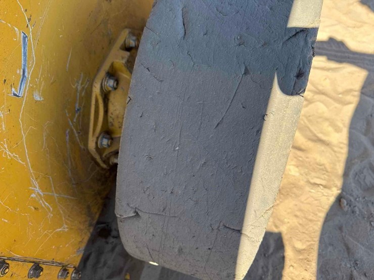 2022-deere-318g-image-10