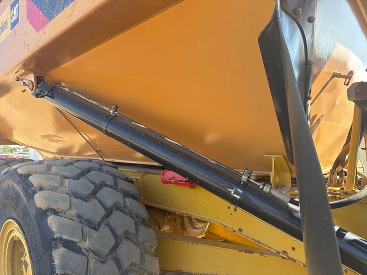 2019-caterpillar-730-image-17