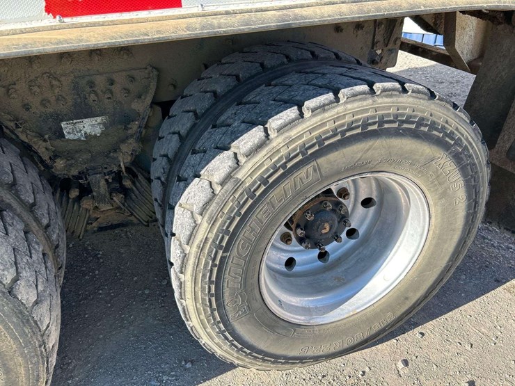 2019-peterbilt-520-image-24