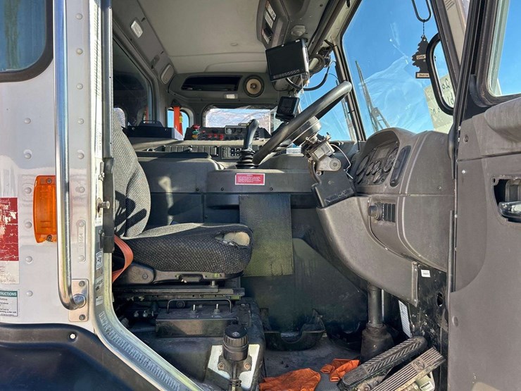 2019-peterbilt-520-image-10