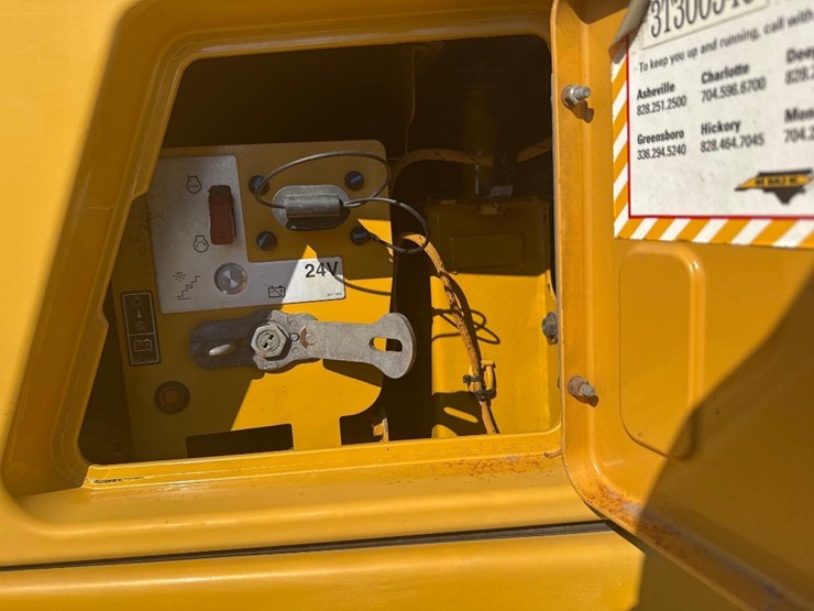 2019-caterpillar-730-image-12