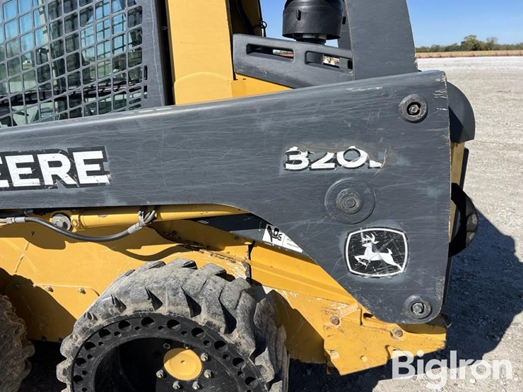 2010-deere-320d-image-10