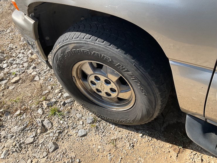 2000-chevrolet-suburban-image-11