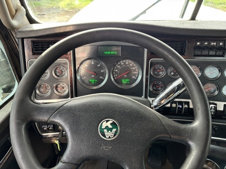 2018-kenworth-w900-image-33