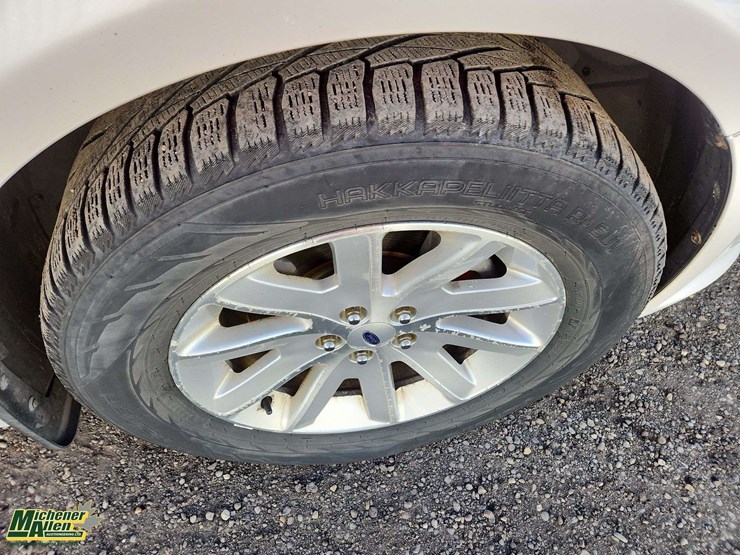 2010-ford-flex-image-35