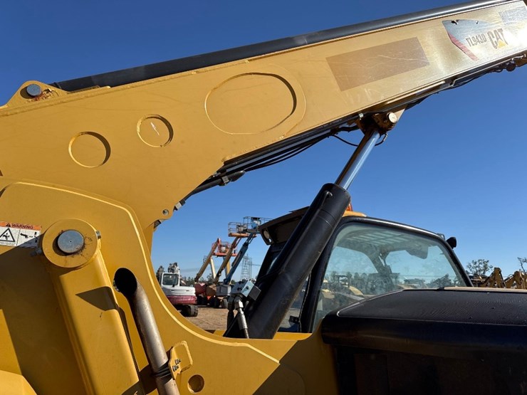 2017-caterpillar-tl943d-image-14